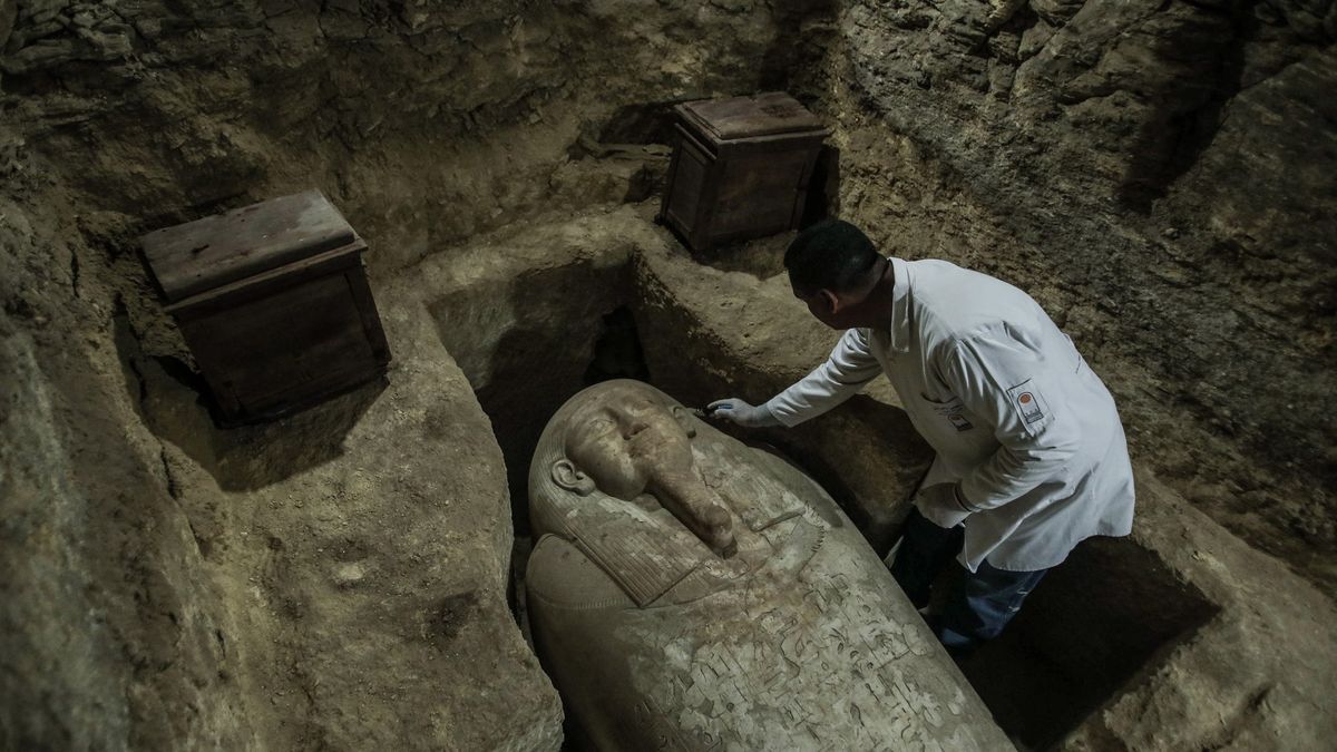 V Egyptě objevili neporušené hrobky se zachovalými sarkofágy, podívejte se